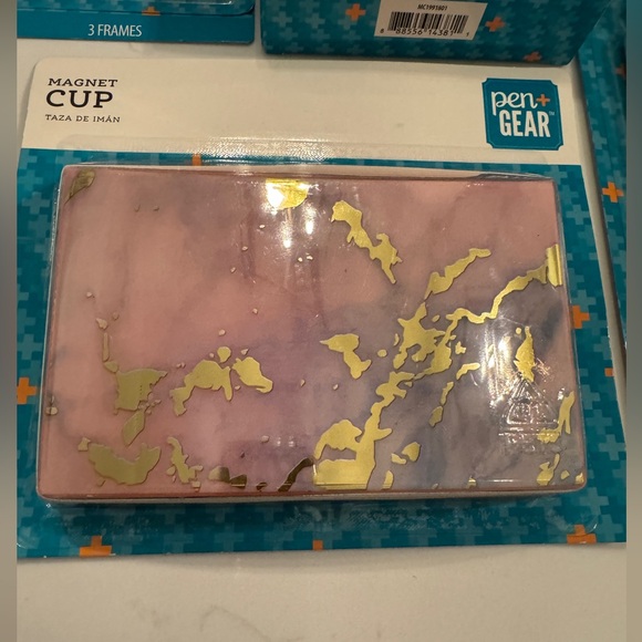 Locker gear/decor - Picture 2 of 4